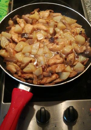 Una foto de Solomillos de pollo en salsa con champiñones
