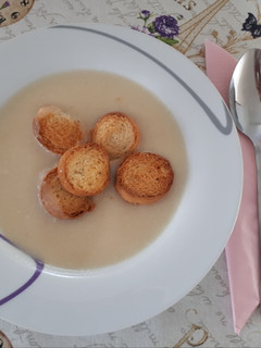 Zellerkrémleves kiflikrutonnal recept fotója