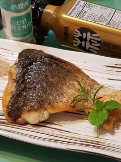 蒜香乾煎鱸魚排佐日式芥茉椒鹽 的食譜成品照片