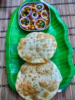 பஞ்சாபி சோலே பட்டூரா (Punjabi Chole Batora Recipe in Tamil) செய்முறை முக்கிய புகைப்படம்
