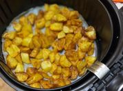 Una foto di patate alla paprika in friggitrice ad aria