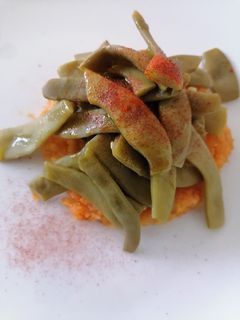 Una foto de Judías verdes y patas con pimentón
