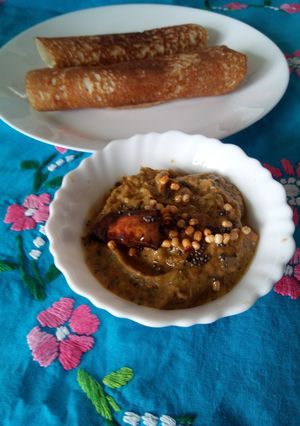 A picture of Onion tomato chutney.