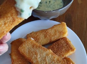 Una foto de Bastones de polenta fritos