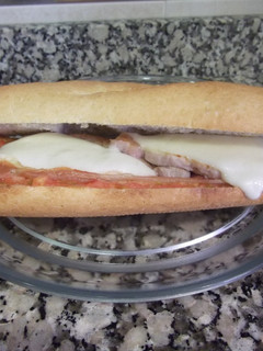 Una foto de Bocadillo de jamón con lomo y queso