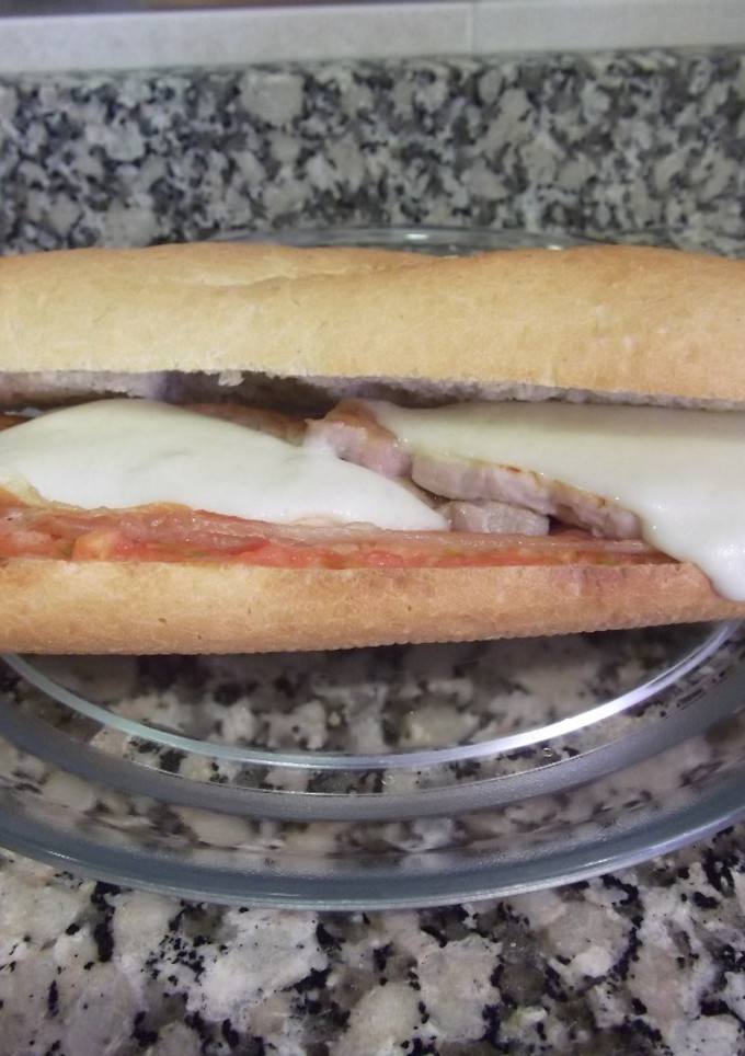 Una foto de Bocadillo de jamón con lomo y queso