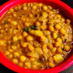 Ghooguni (Spicy White peas curry) A picture of Ghooguni (Spicy White peas curry).