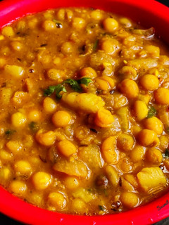 A picture of Ghooguni (Spicy White peas curry).