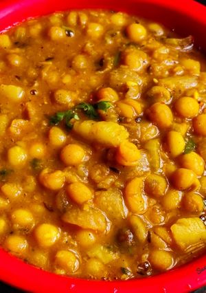 A picture of Ghooguni (Spicy White peas curry).