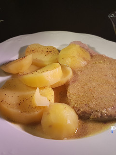 Una foto de Atún con salsa de pistachos y patatas en Trending Cooking