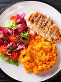 Pechuga de pollo con puré de auyama y ensalada