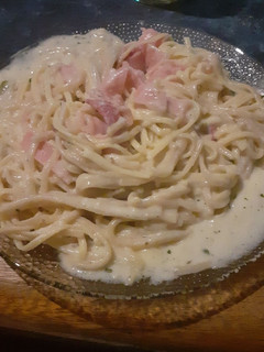 Una foto de Fideos con salsa blanca paleta y salame