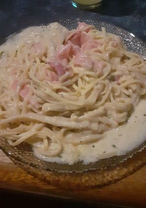 Una foto de Fideos con salsa blanca paleta y salame