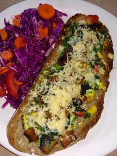 Una foto de Brusquetas con vegetales y ensalada de repollo colorado, tomate