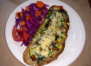 Una foto de Brusquetas con vegetales y ensalada de repollo colorado, tomate
