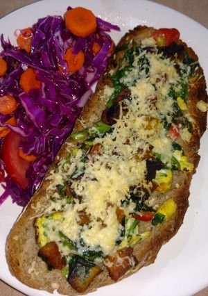 Una foto de Brusquetas con vegetales y ensalada de repollo colorado, tomate
