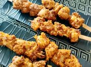 Una foto de pinchos de pollo