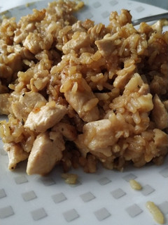 Una foto de Arroz con pollo y soja
