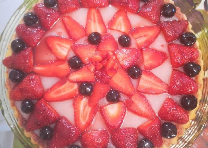 Crostata morbida alle fragole ed amarene con crema al limone