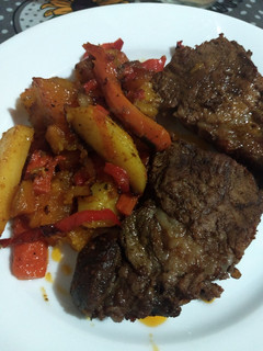 Una foto de Carne al horno con vegetales #platounico