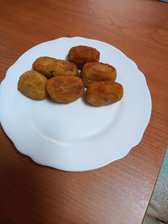 Una foto de Croquetas de maíz, atún y huevo duro