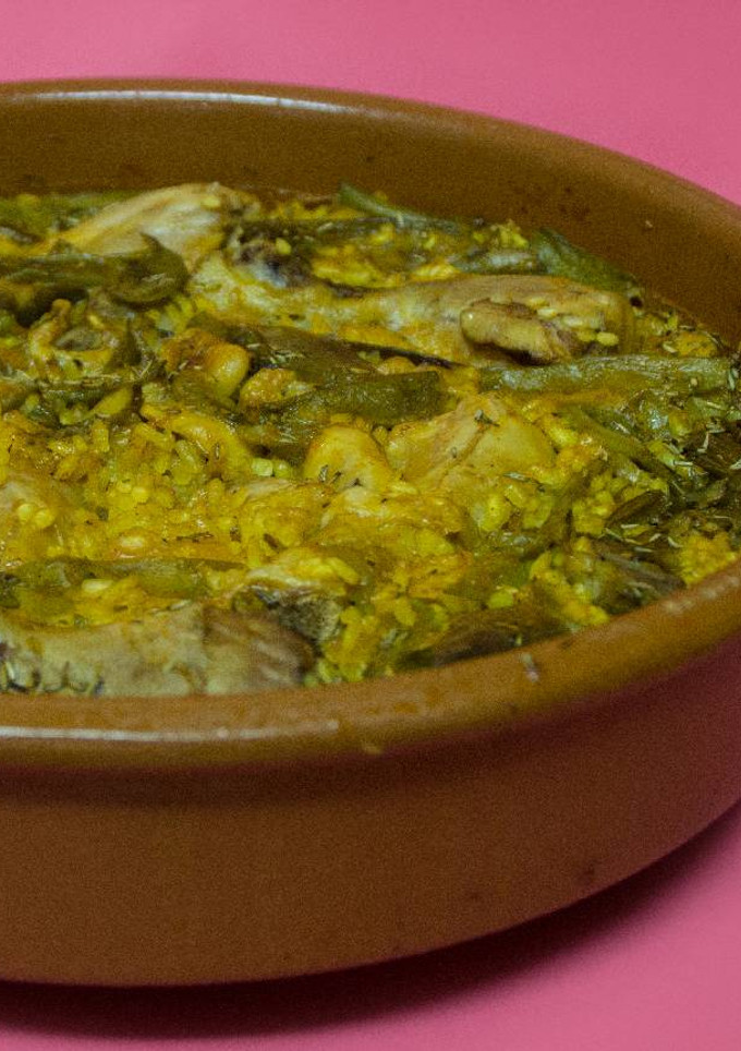 Una foto de Arroz con pollo y verduras al romero