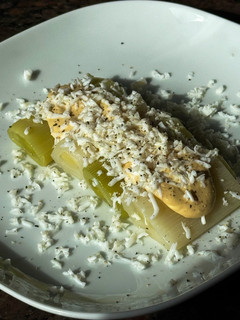 Una foto de Puerros con salsa de mostaza y anchoa