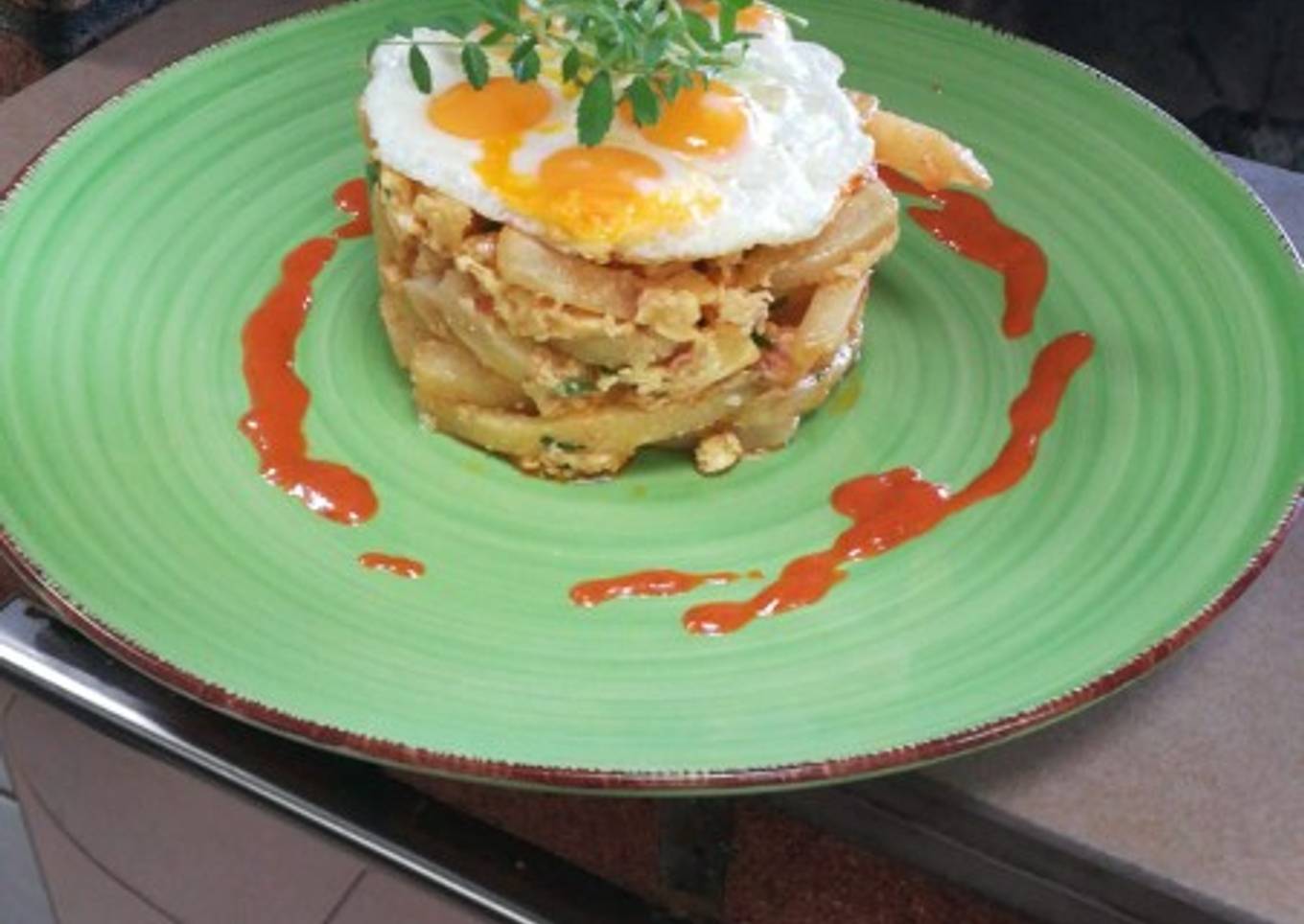 Huevos de codorniz al estampido con chorizo y papas
