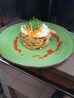 Una foto de Huevos de codorniz al estampido con chorizo y papas