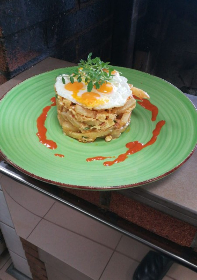 Una foto de Huevos de codorniz al estampido con chorizo y papas