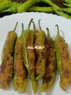 आलू भरी हरी मिर्ची (ALOO BHARI HARI MIRCHI RECIPE IN HINDI) रेसिपी मुख्य फोटो