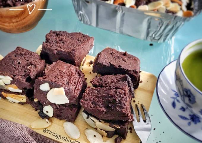 Langkah Mudah untuk Menyiapkan Brownies panggang tanpa baking powder &amp; soda kue, Lezat