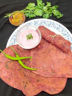 બીટરુટ પરોઠા (Beetroot Parotha Recipe In Gujarati) રેસીપી મુખ્ય ફોટો