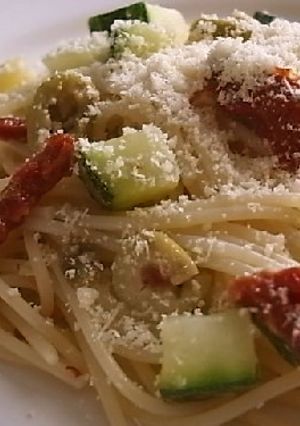 A picture of Zucchini and Sun-Dried Tomato Pasta.