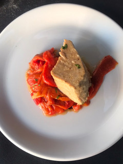 Una foto de Pimientos rojos asados al horno con tronco de bonito del norte