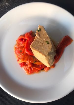 Foto principal de Pimientos rojos asados al horno con tronco de bonito del norte
