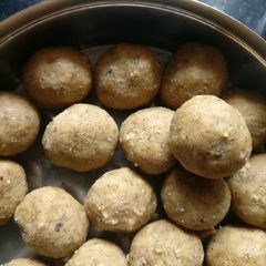 A picture of Methi ke ladoo.