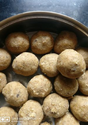 A picture of Methi ke ladoo.