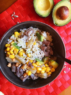 Una foto de Poké de arroz integral y atún