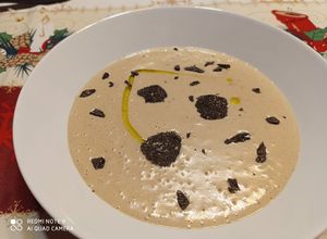 Une photo de Velouté de châtaignes et truffe