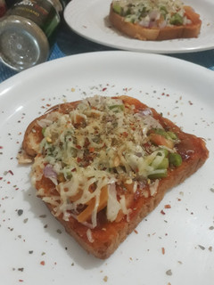 झटपट ब्रेड पिज़्ज़ा (jhatpat bread pizza recipe in Hindi) रेसिपी मुख्य फोटो