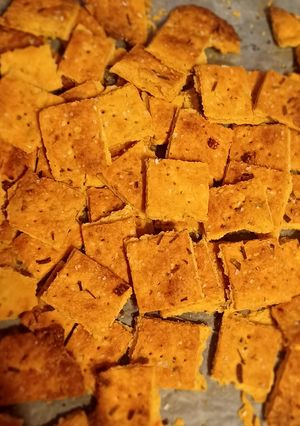 A picture of Pesto Parmesan Crackers.