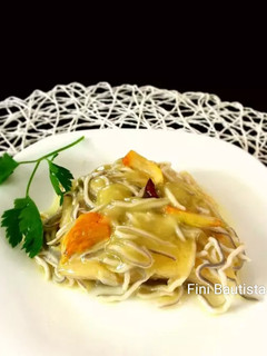 Una foto de Bacalao al pinpin con gulas