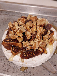 Una foto de Queso brie con higos y nueces