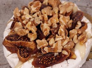 Una foto de Queso brie con higos y nueces