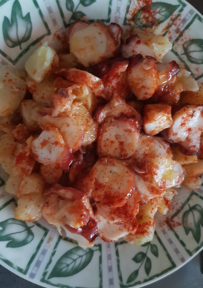 Una foto de Ensalada de pulpo a brasa y patatas