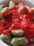 Gnocchi verdi in sugo di pomodoro fresco