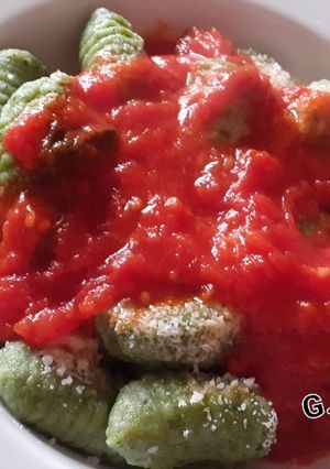 Foto di Gnocchi verdi in sugo di pomodoro fresco