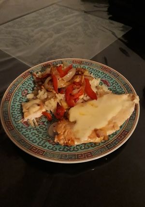 Una foto de Pechuguita de pollo con arroz, cebolla y morrón