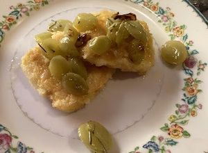 Una foto de QUESO EMPANIZADO CON UVAS 🍇